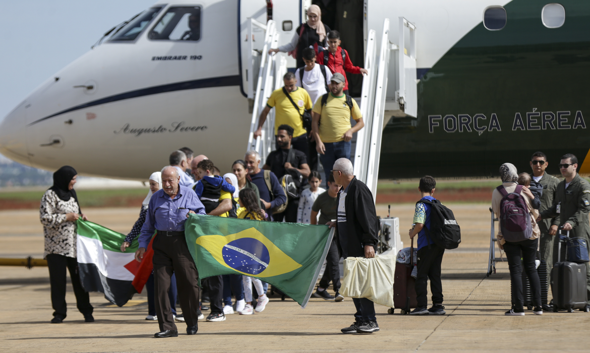 32 passageiros seguiram para destinos diferentes no Brasil.