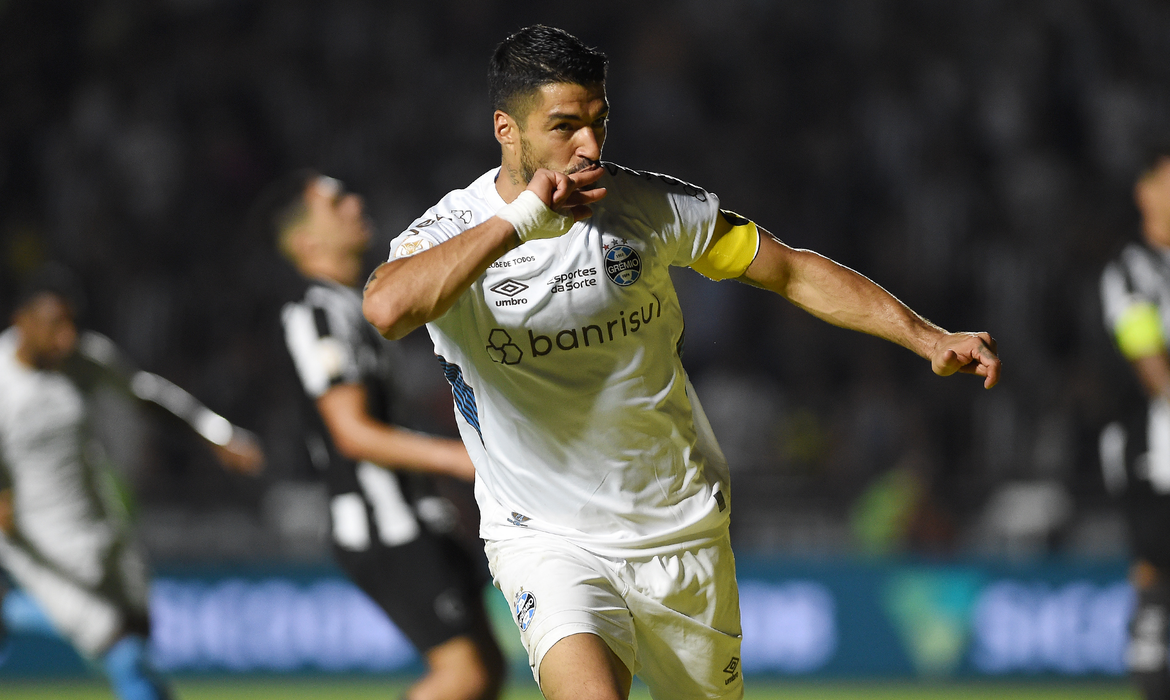 Tricolor venceu por 4 a 3 com direito a hat-trick do uruguaio e assumiu a vice-liderança do campeonato.