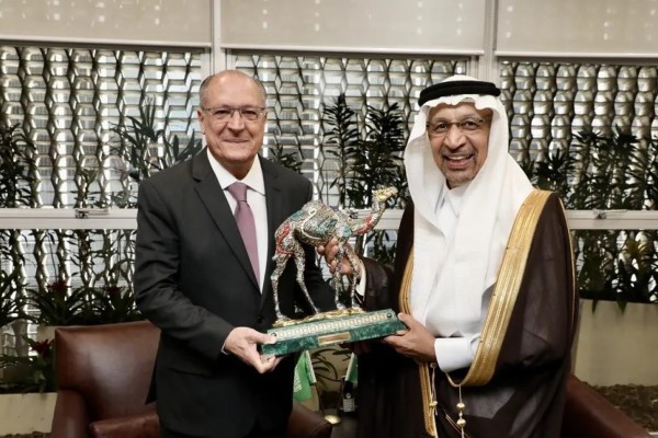 Alckmin devolverá estátua de camelo que ganhou da Arábia Saudita