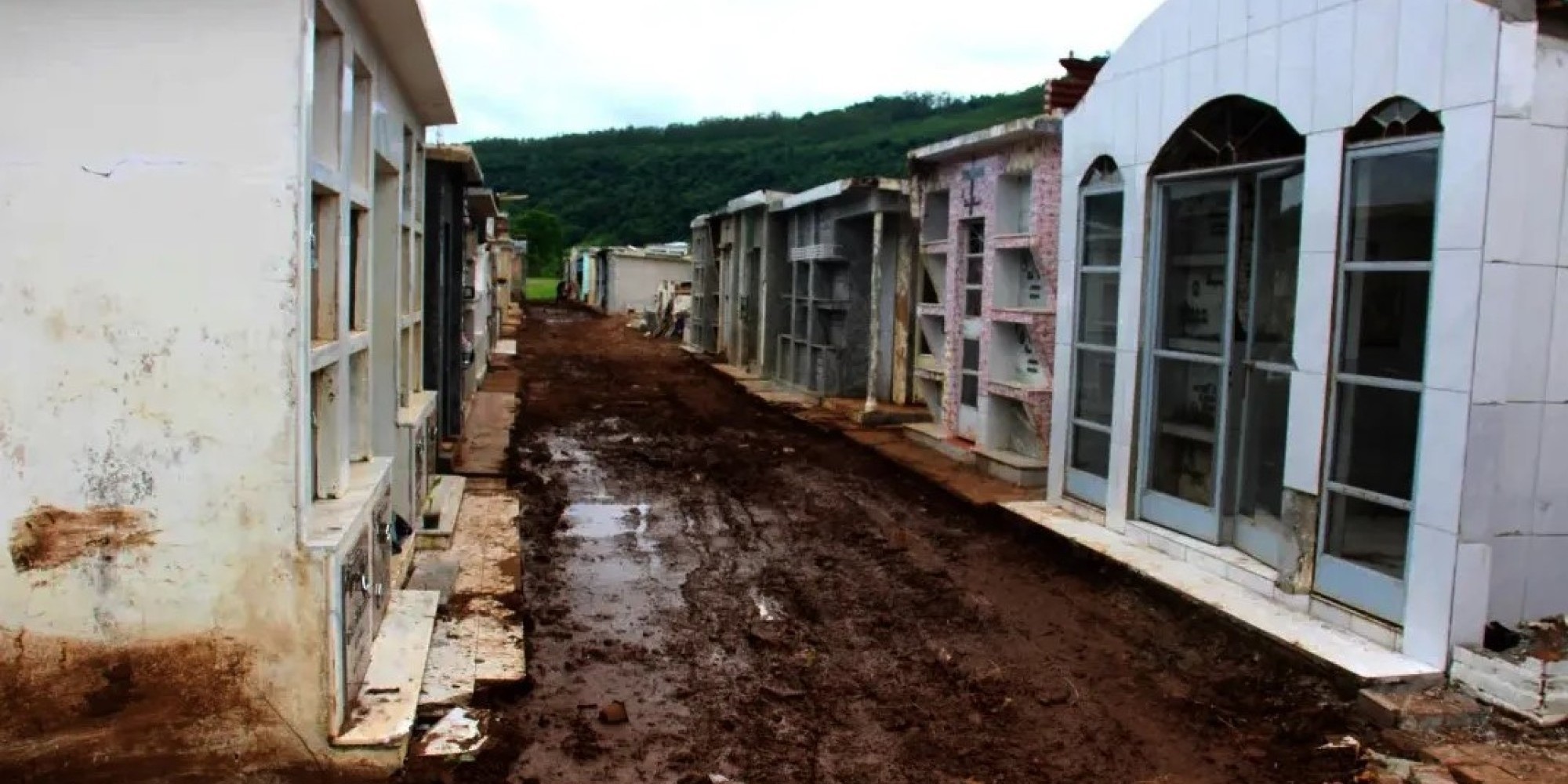 Administração promove melhorias nos acessos ao Cemitério Municipal