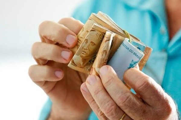 Novo salário mínimo começa a ser pago nesta quinta-feira (01)