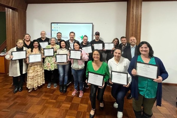 Certificados são entregues aos participantes dos cursos de gastronomia