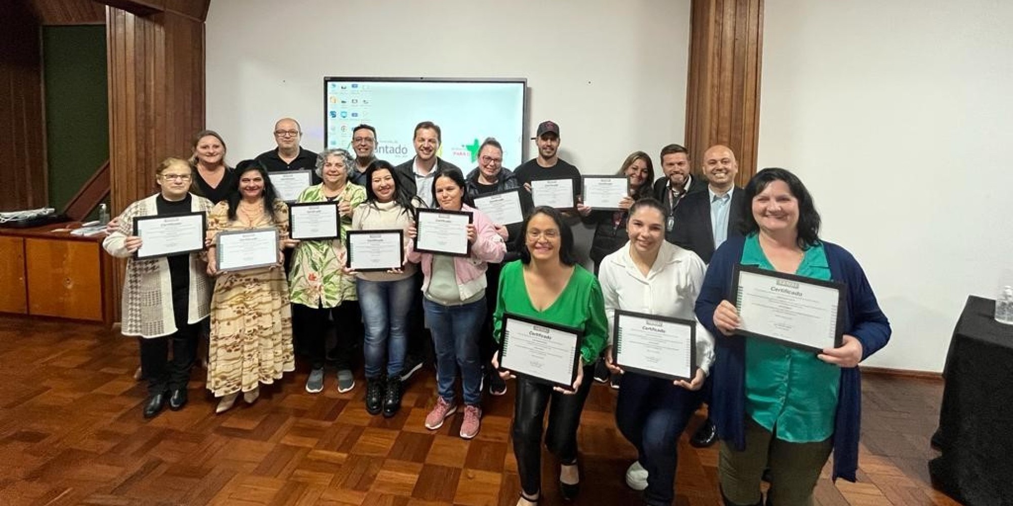 Certificados são entregues aos participantes dos cursos de gastronomia