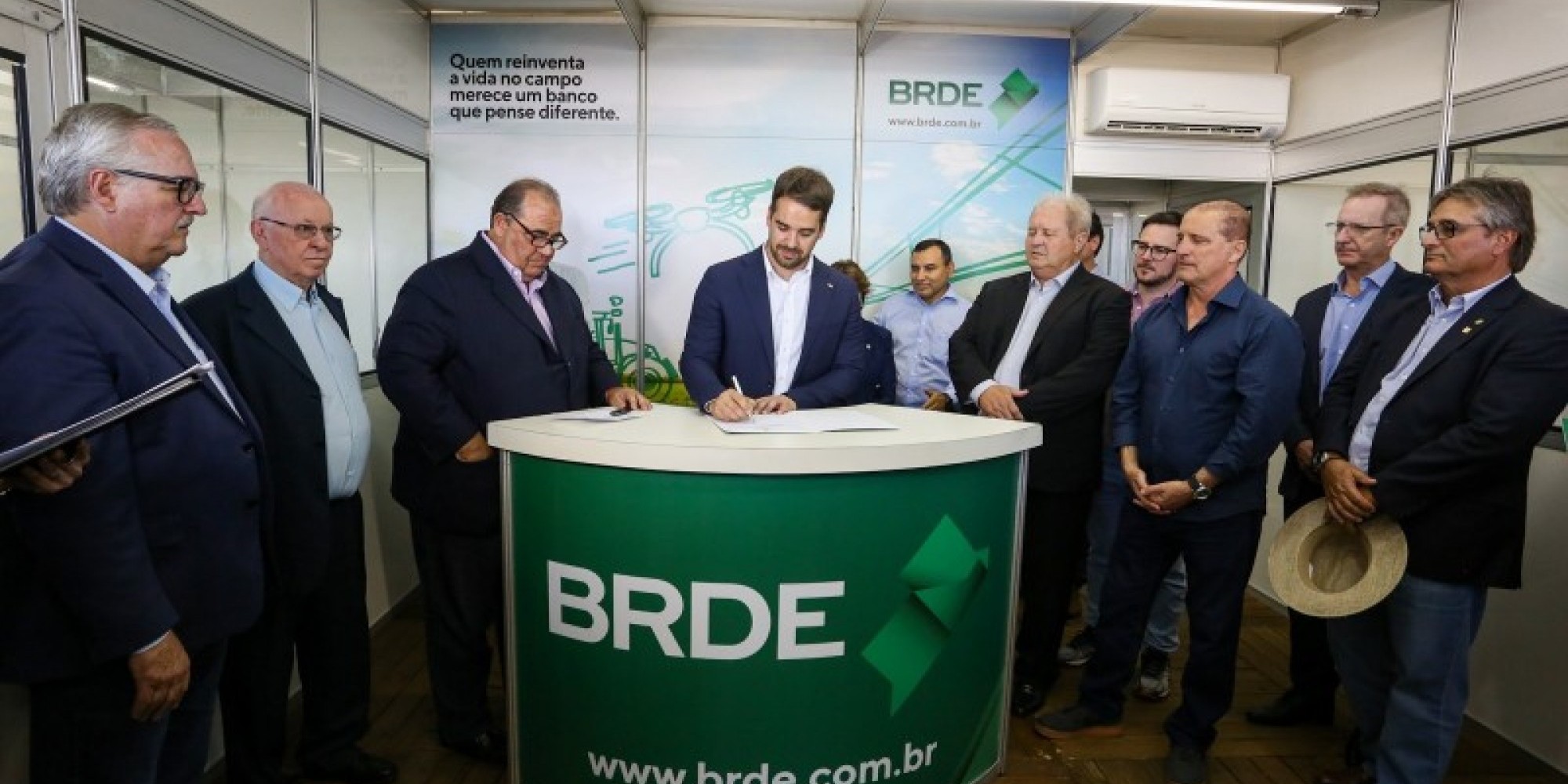 Governador na assinatura de três termos de contrato de cooperativas com o BRDE Governador na assinatura de três termos de contrato de cooperativas com o BRDE