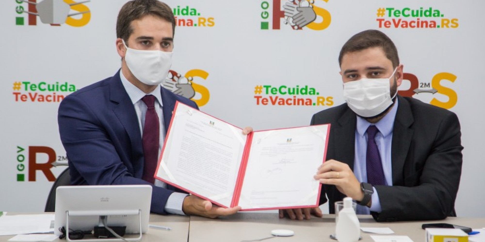 Governador Leite e o presidente da Assembleia, deputado Gabriel Souza, com o ofício que será enviado ao Ministério da Saúde Governador Leite e o presidente da Assembleia, deputado Gabriel Souza, com o ofício que será enviado ao Ministério da Saúde