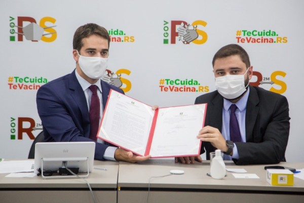 Governador Leite e o presidente da Assembleia, deputado Gabriel Souza, com o ofício que será enviado ao Ministério da Saúde