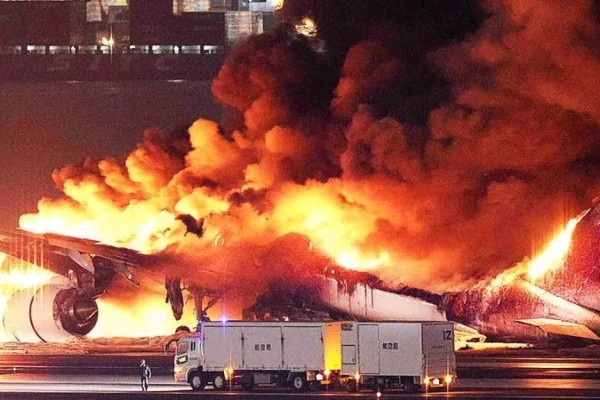 Cinco pessoas morrem após avião pegar fogo no Japão