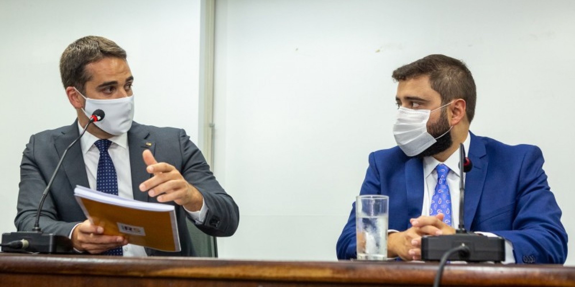 Leite entregou para o deputado Souza a agenda legislativa do Executivo para o início de 2021 Leite entregou para o deputado Souza a agenda legislativa do Executivo para o início de 2021