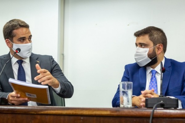  Leite entregou para o deputado Souza a agenda legislativa do Executivo para o início de 2021