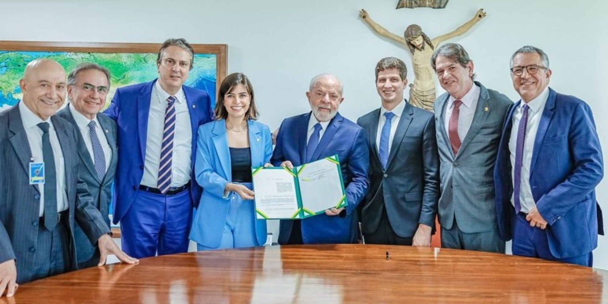 Presidente sanciona leis que facilitam pesquisas e incentivam educação profissional