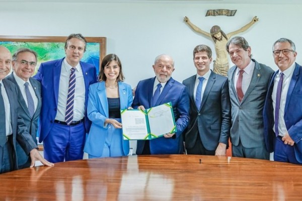 Presidente sanciona leis que facilitam pesquisas e incentivam educação profissional