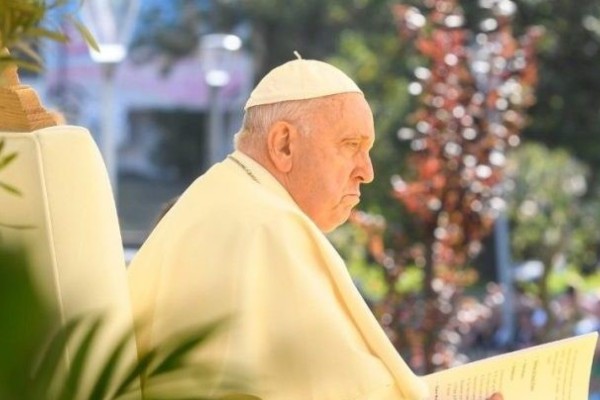 Em Portugal, papa se reúne com vítimas de abusos sexuais