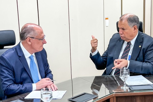 Alceu Moreira pede providências do governo federal para o setor leiteiro