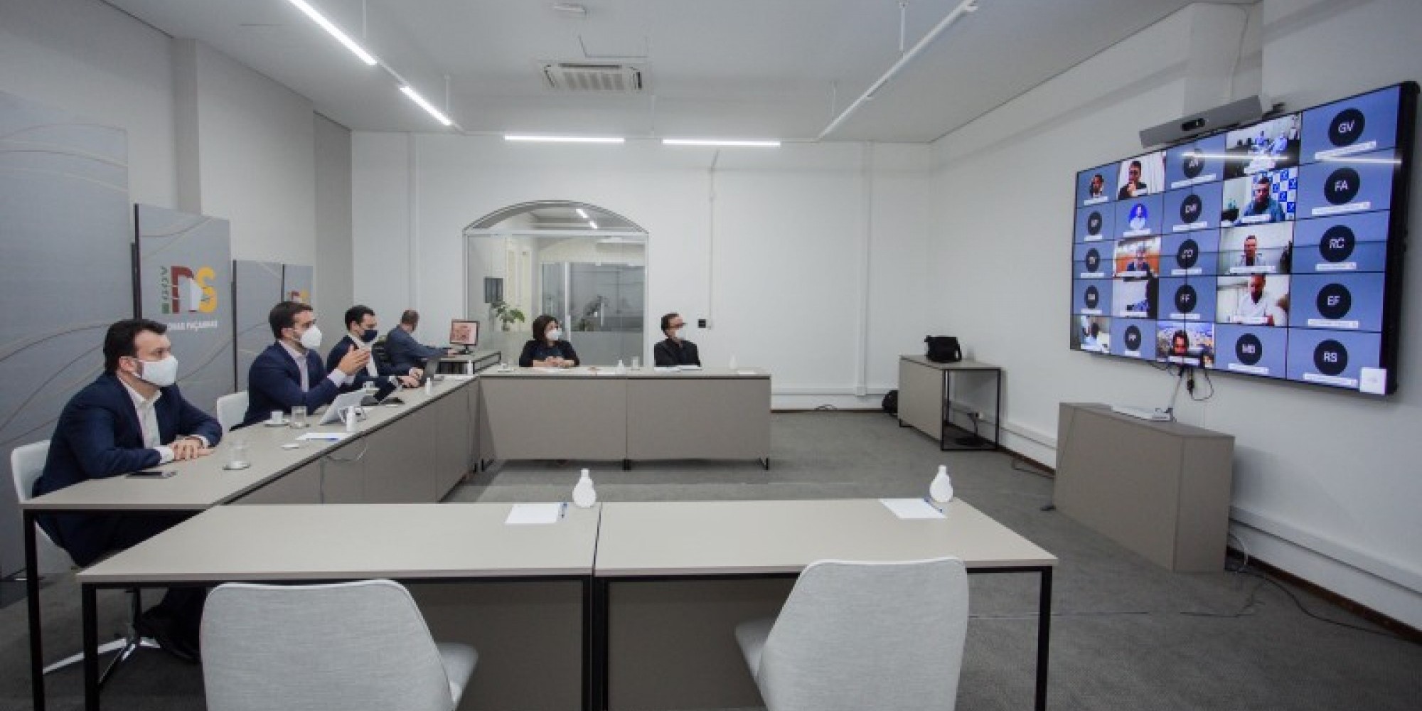Governador Leite e secretários realizaram reunião com deputados e prefeitos por videoconferência Governador Leite e secretários realizaram reunião com deputados e prefeitos por videoconferência