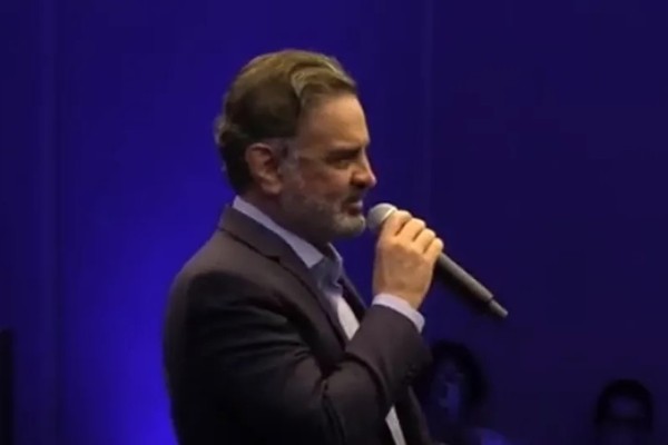Inocentado, Aécio diz que PSDB deve endurecer na oposição a Lula