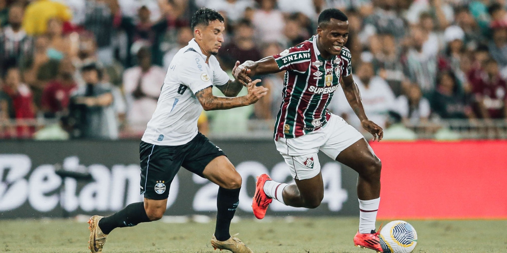 Grêmio toma virada, mas empata com Flu nos acréscimos em jogo quente no Rio