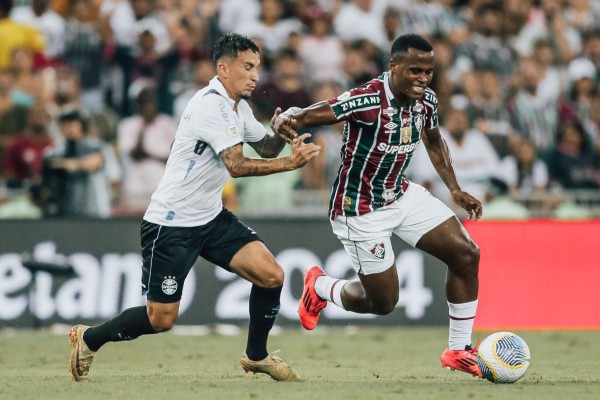 Grêmio toma virada, mas empata com Flu nos acréscimos em jogo quente no Rio