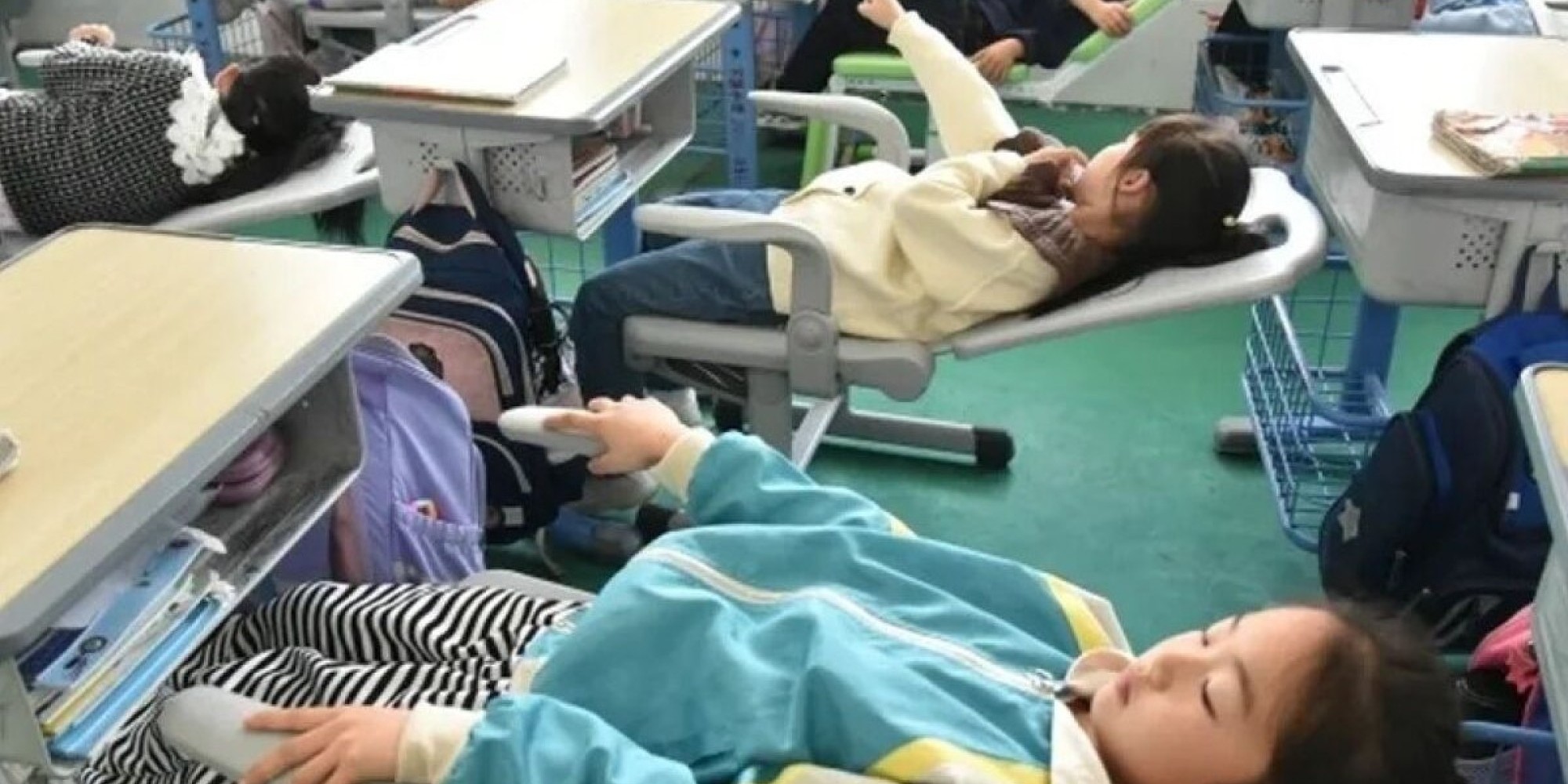 Alunos de escolas chinesas usam cadeiras para tirar uma soneca