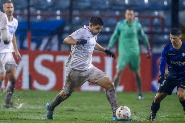 Em campo encharcado, Grêmio vence 'batalha' com Huachipato e avança