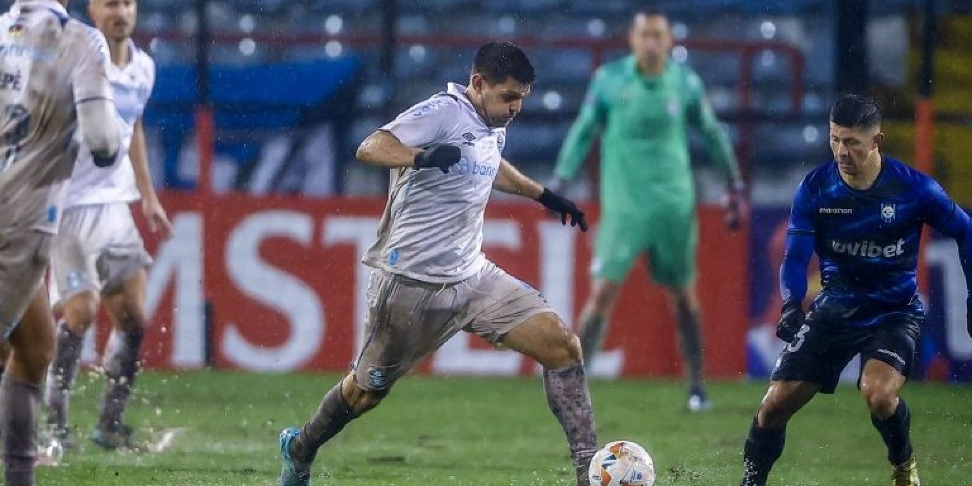 Em campo encharcado, Grêmio vence 'batalha' com Huachipato e avança