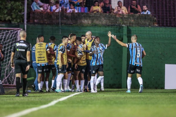 Grêmio vence o Avenida em Santa Cruz do Sul e segue na liderança do Gauchão