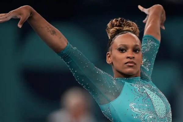 Rebeca Andrade conquista ouro no solo, é maior medalhista do Brasil em Olimpíadas