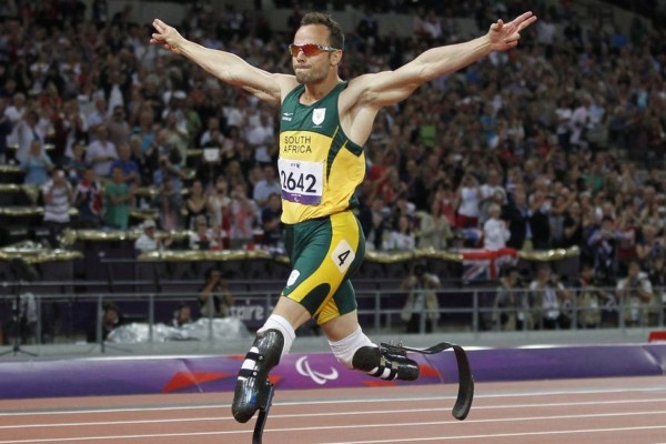Condenado por assassinato de namorada, Oscar Pistorius deixa prisão
