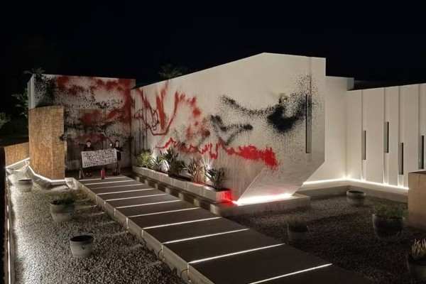 Ambientalista vandalizam a mansão de Messi em Ibiza