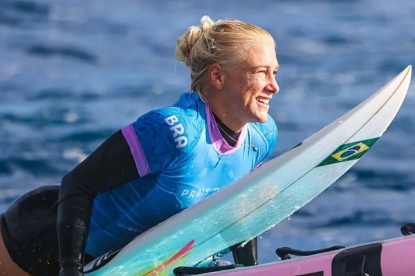 Tatiana Weston-Webb, natural de Porto Alegre, conquista a prata no surfe