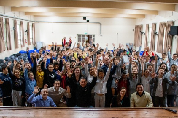 Empresas apresentam modelo cooperativista para crianças e adolescentes