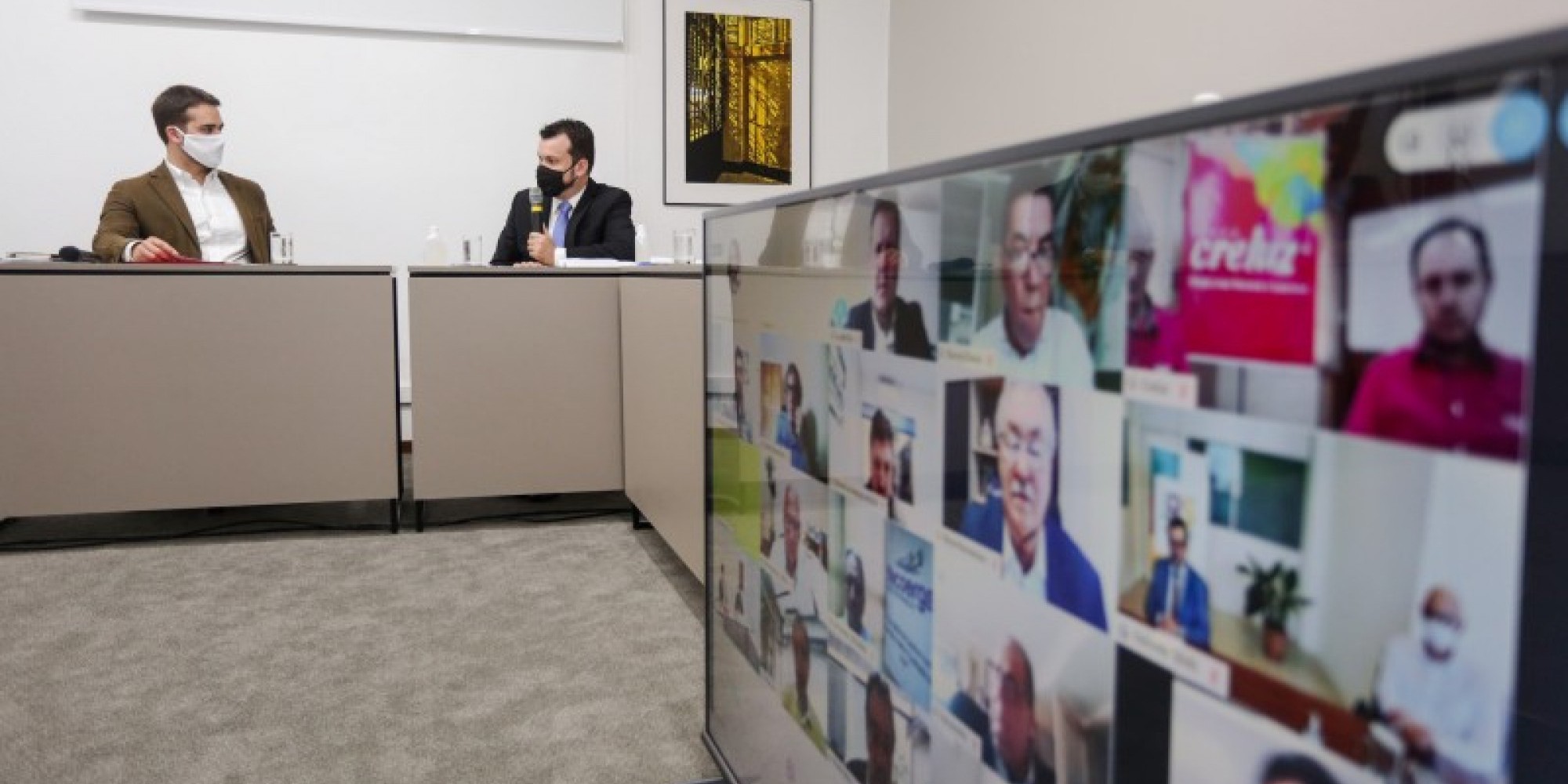 Governador Leite e secretário do Meio Ambiente e Infraestrutura, Artur Lemos, na assinatura realizada por videoconferência Governador Leite e secretário do Meio Ambiente e Infraestrutura, Artur Lemos, na assinatura realizada por videoconferência