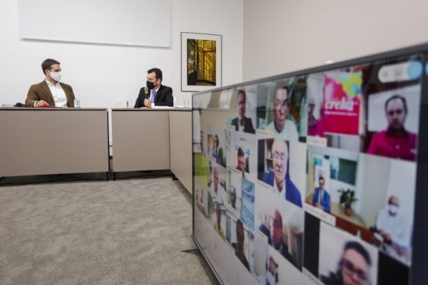 Governador Leite e secretário do Meio Ambiente e Infraestrutura, Artur Lemos, na assinatura realizada por videoconferência 