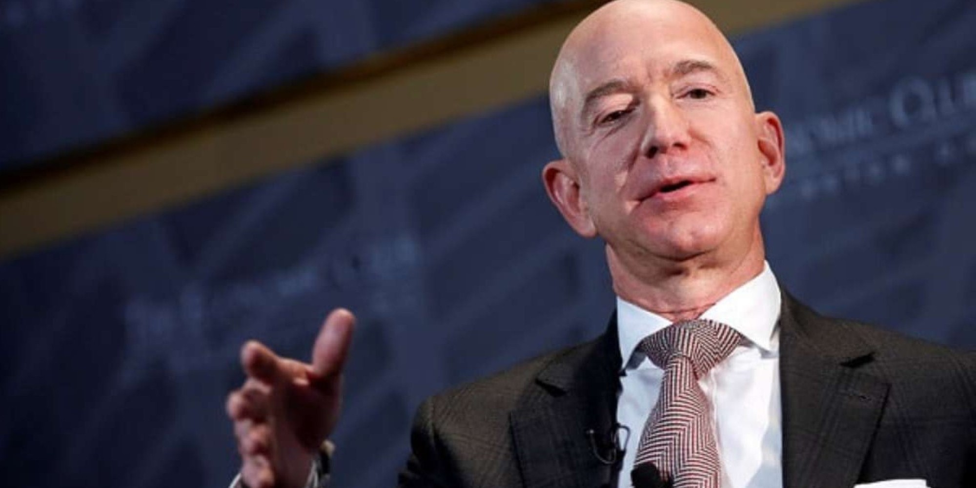 Jeff Bezos da Amazon assume posto de mais rico do mundo