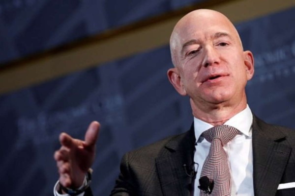 Jeff Bezos da Amazon assume posto de mais rico do mundo