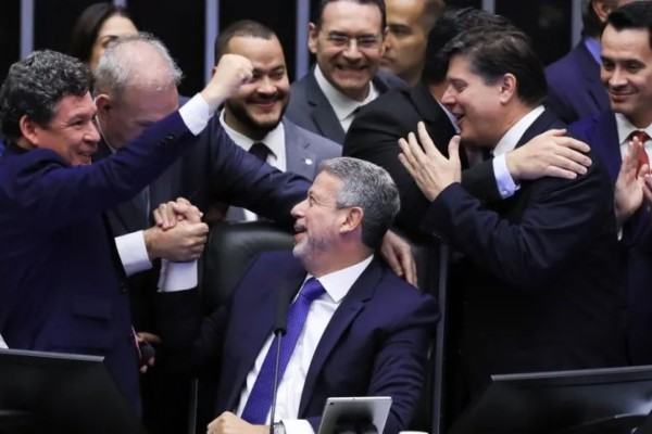 Reforma tributária aprovada deve gerar “efeito animador” sobre a economia