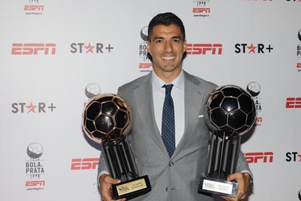 Suárez é eleito o melhor jogador do Brasileirão e recebe a Bola de Ouro