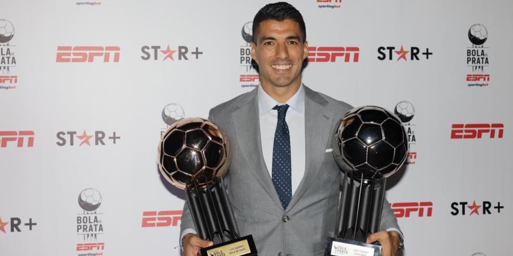 Suárez é eleito o melhor jogador do Brasileirão e recebe a Bola de Ouro