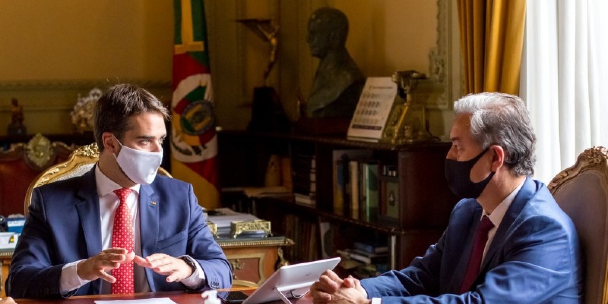 Leite e o secretário Edson Brum na posse no Gabinete do Governador transmitida por videoconferência Leite e o secretário Edson Brum na posse no Gabinete do Governador transmitida por videoconferência