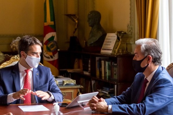 Leite e o secretário Edson Brum na posse no Gabinete do Governador transmitida por videoconferência 