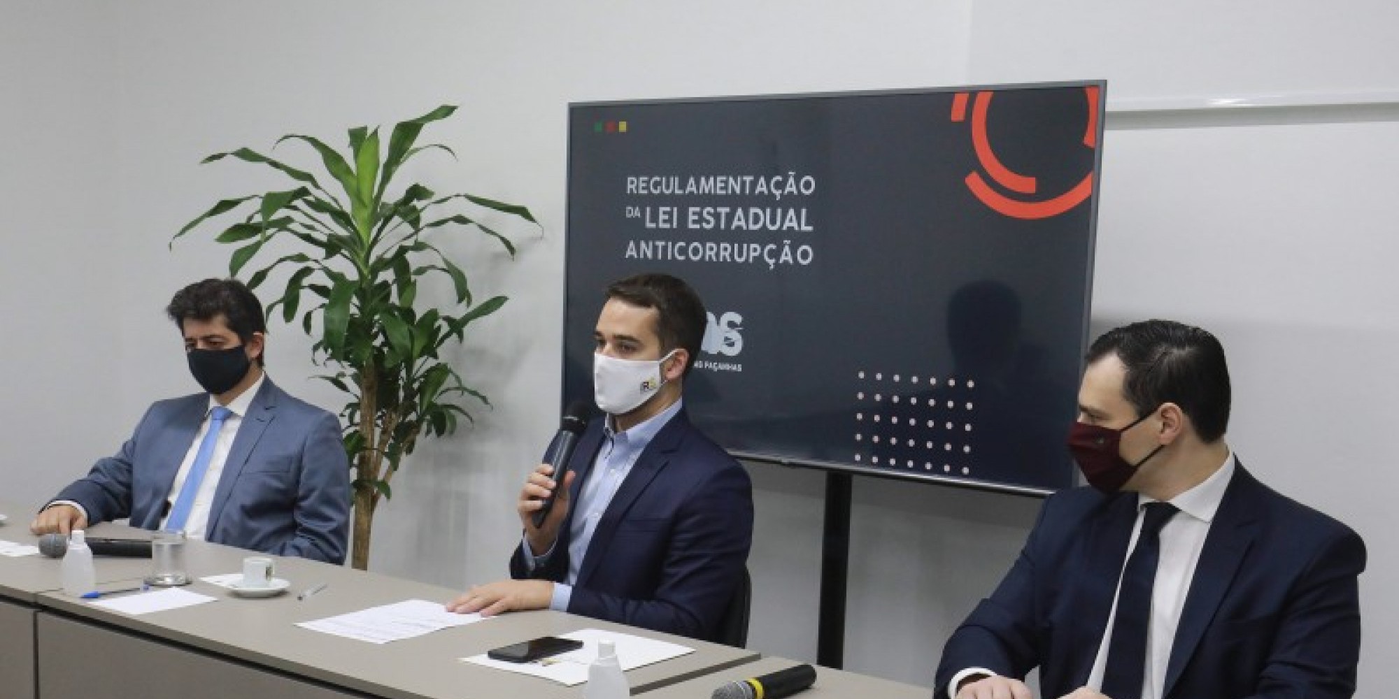 Leite assina decreto ao lado do deputado Tiago Simon (E), autor da proposta, e do procurador-geral Eduardo Cunha da Costa (D) Leite assina decreto ao lado do deputado Tiago Simon (E), autor da proposta, e do procurador-geral Eduardo Cunha da Costa (D)