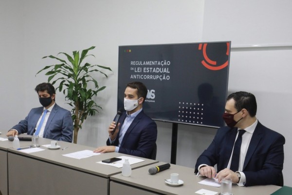 Leite assina decreto ao lado do deputado Tiago Simon (E), autor da proposta, e do procurador-geral Eduardo Cunha da Costa (D)