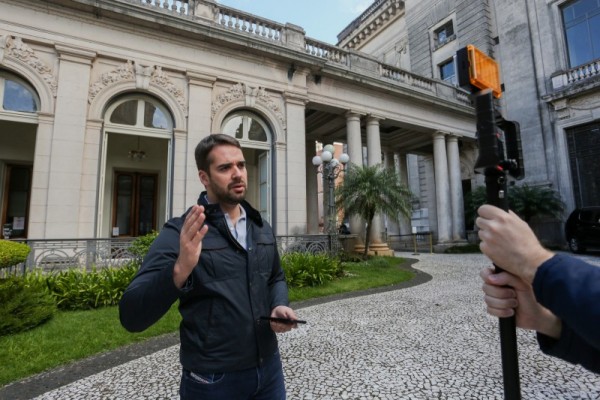  -Não considero justo que aqueles que servem à população fiquem imunes a essas dificuldades-, disse o governador 