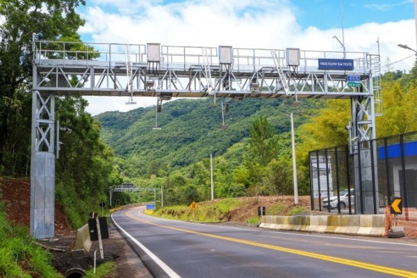 Primeiro pórtico do sistema free flow começa a operar na ERS-122, nesta sexta (15)