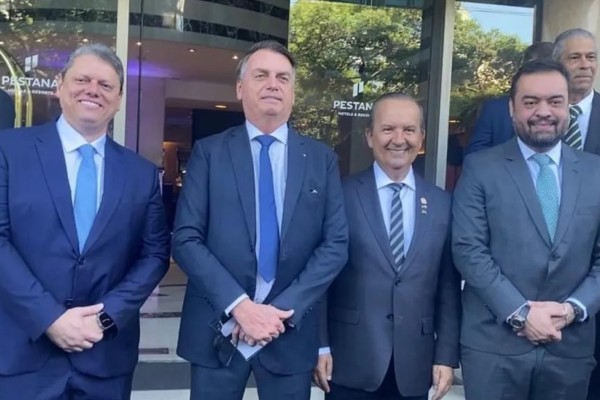 Bolsonaro é aplaudido por argentinos ao chegar na posse de Milei
