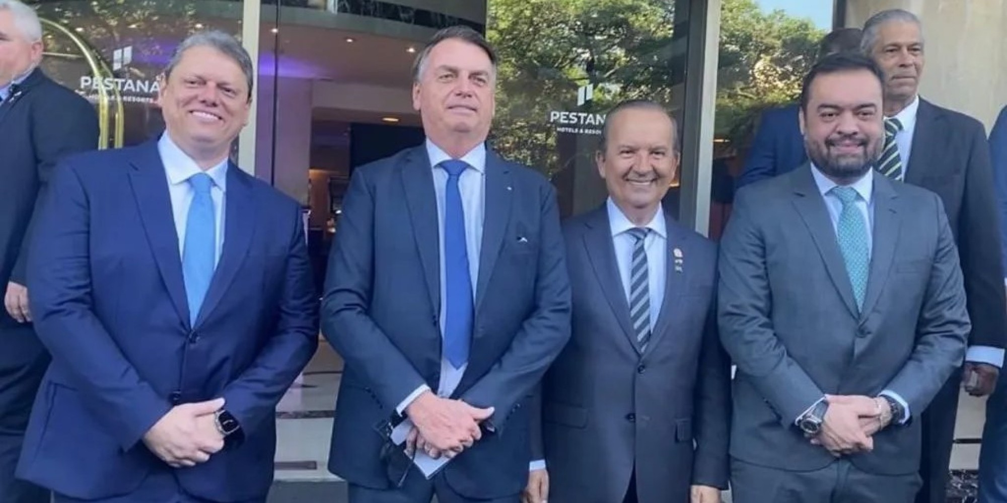 Bolsonaro é aplaudido por argentinos ao chegar na posse de Milei