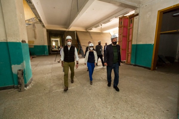 Governador Leite, secretária Raquel Teixeira (Educação) e secretário José Stédile (Obras e Habitação) durante a visita ao prédio
