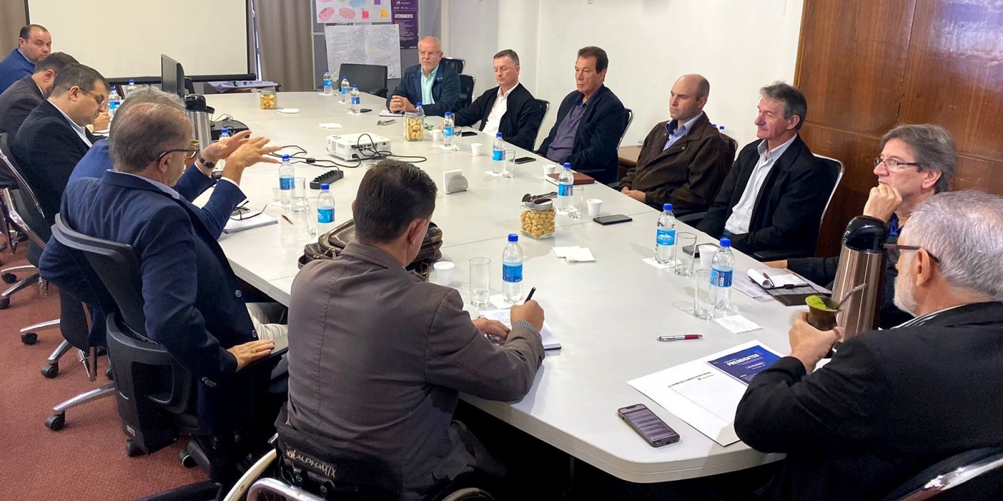 Languiru esclarece dúvidas e ouve lideranças sindicais