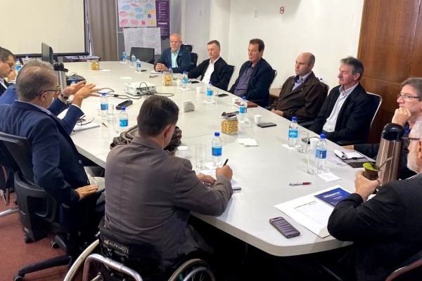 Languiru esclarece dúvidas e ouve lideranças sindicais