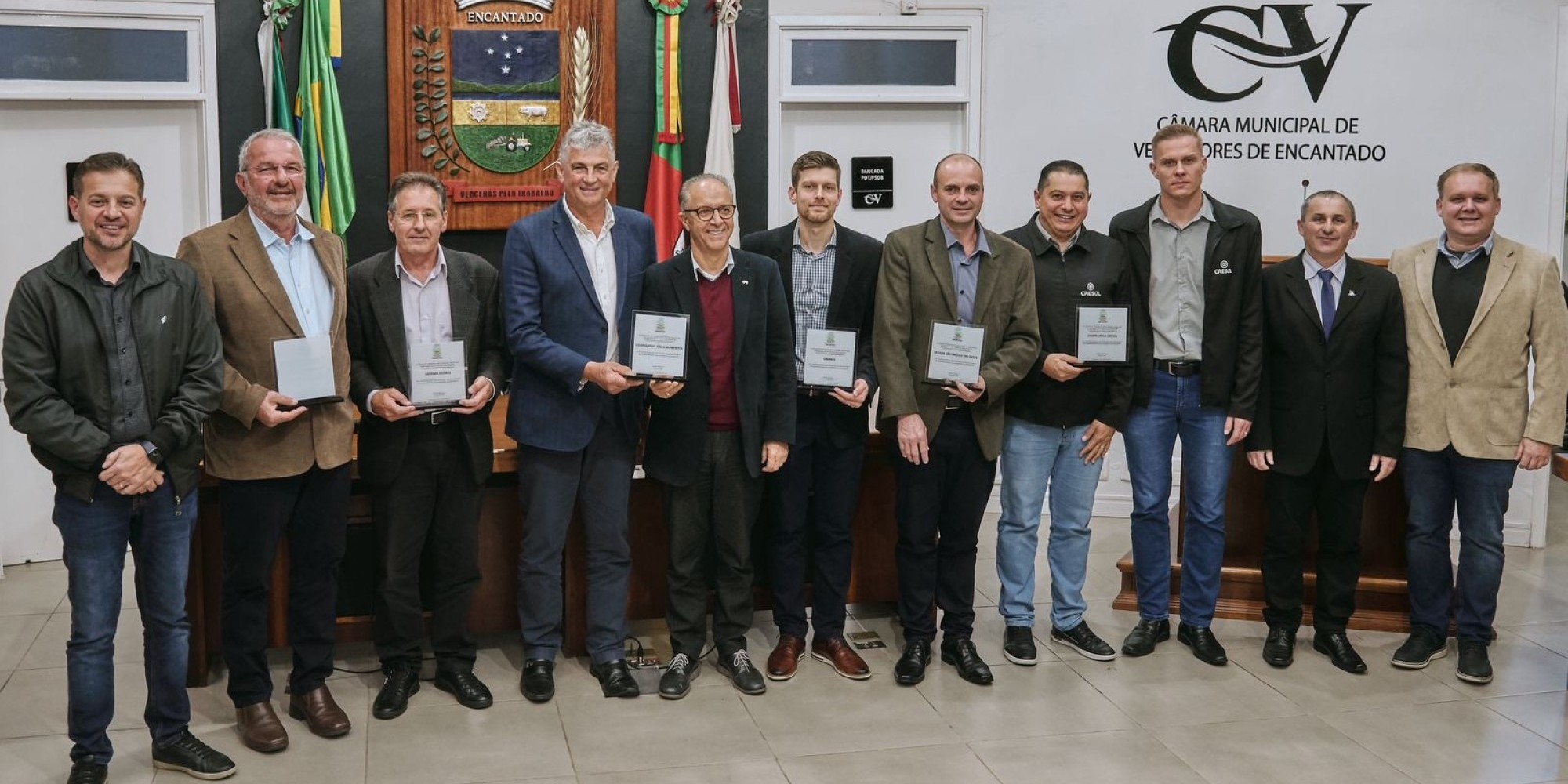 Legislativo presta homenagem a empresas exaltando a importância do cooperativismo