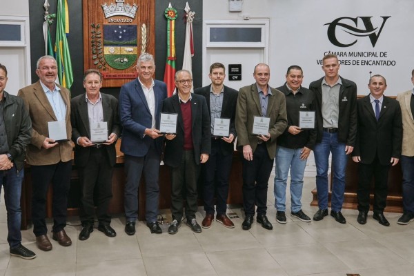Legislativo presta homenagem a empresas exaltando a importância do cooperativismo